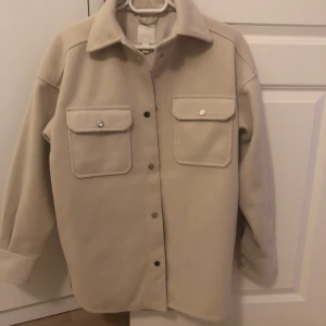 Skjortjacka - Beige Skjortjacka från Veromoda i strl XS.