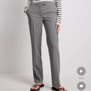 Low waist suit pants - Säljer mina Lågmidjade byxorr från nakd i storlek 38