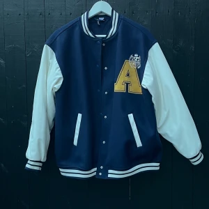 Baseballjacka - Snygg baseballjacka från H&M i marinblått💙Storlek S men är i oversized modell. Nypris 499kr