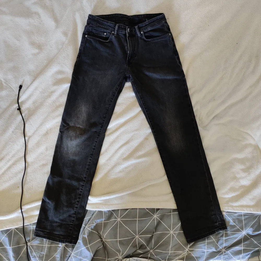 Svarta jeans från HM, Regular fit, storlek 31 (EU) eller 175/180 (CN), knappt slitna och sitter bra och perfekt om man viker upp en-två gånger på mig (172cm). Inte använda på ett par månader nu, därför säljs dom. Jeans & Byxor.