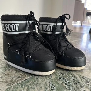 Moonboots - Säljer mina Moonboots då men inte lägre kommer till användning. Det är storlek 36/38. Nypris 1500kr säljer för 600kr+frakt.