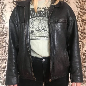 Vintage skinnjacka  - Vintage skinnjacka!  Storlek: står S men skulle mer säga att det är strl M  Mått Längd: 92 Byst: 58 Axelbredd: 52 Arm: 63 Pris: 350