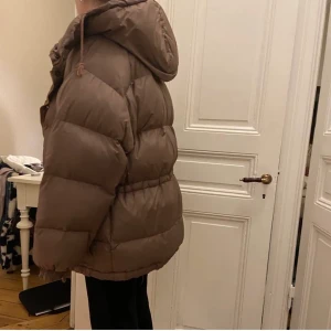 brun jacka  - stor fluffig jacka köpt på plick för ett halvår sen, liknar fjällräven ❤️(skriv bara om du verkligen är intresserad)  