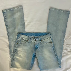 Ljudblå bootcut jeans - Säljer dessa fina Wrangler jeans som passar någon som har xs-s i jeans🤍 Dom är tyvärr för små på mig så kan ej visa hur dom sitter på. MID: 34cm INRB: 82cm. Frakt 66kr💕
