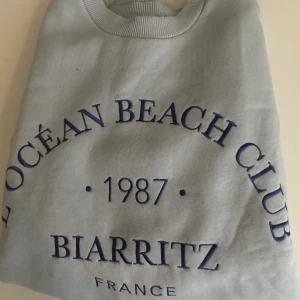 Blå sweatshirt - Helt oanvänd super snygg college tröja från ginatrikot! Strl Xxs men skulle säga att den paddor folk mellan Xxs-S 💓nypris 349 kr tror jag!