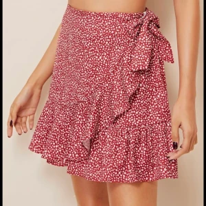 Kjol - Röd prickig kjol i nyskick❤️