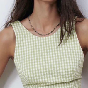 Topp från zara - Grönrutig topp från zara med öppen rygg. Storlek L. 