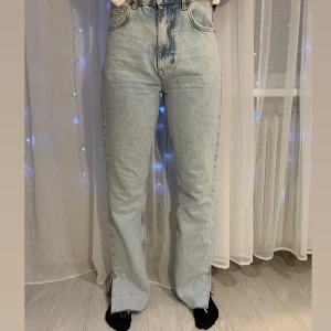 Bikbok straight Never Denim Jeans - Köpta från Bikbok.  Använt ENDAST två gånger.  Modellen är 168 cm
