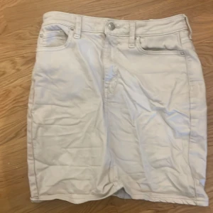 Vit jeanskjol från Ginatricot - Storlek M, nypris 300kr nu 200kr, använd 4 gånger