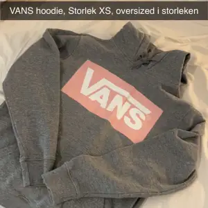 Grå Vans hoodie med rosa tryck, storlek XS, dock större i storleken. Använd fåtal gånger.