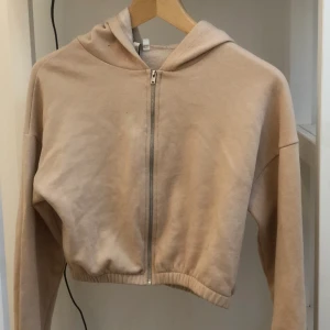 Croppad beige zipup - En jätte fin croppad beige zipup hoodie från NLY TREND i storlek xs
