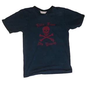 t-shirt med döskalle - en tshirt med döskalle på som aldrig kom till användning OBS! KLICKA INTE PÅ ”KÖP NU” UTAN ATT PRATA MED MIG INNAN.