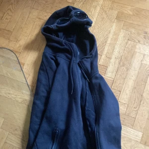 Cp company hoodie - Är 9/10 änvänd i ca 3 månader har inga skador 
