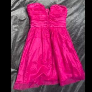 Kort rosa klänning  Köparen står för frakten:)