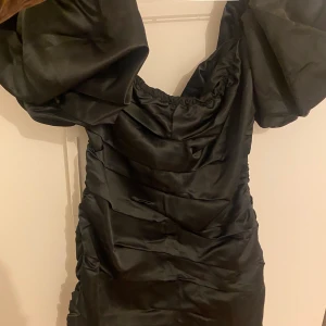 Satin klänning - Svart satinklänning med puffärmar. Aldrig använd!! Storlek S men passar M så den är lite större i storlek. Skriv för mer bilder 🥰 pris 200kr 