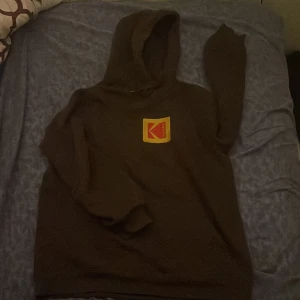 Kodak tröja - Vanlig hoodie med kodak emblem på framsidan och (A kodak moment.) tryck på baksidan köpte för 450