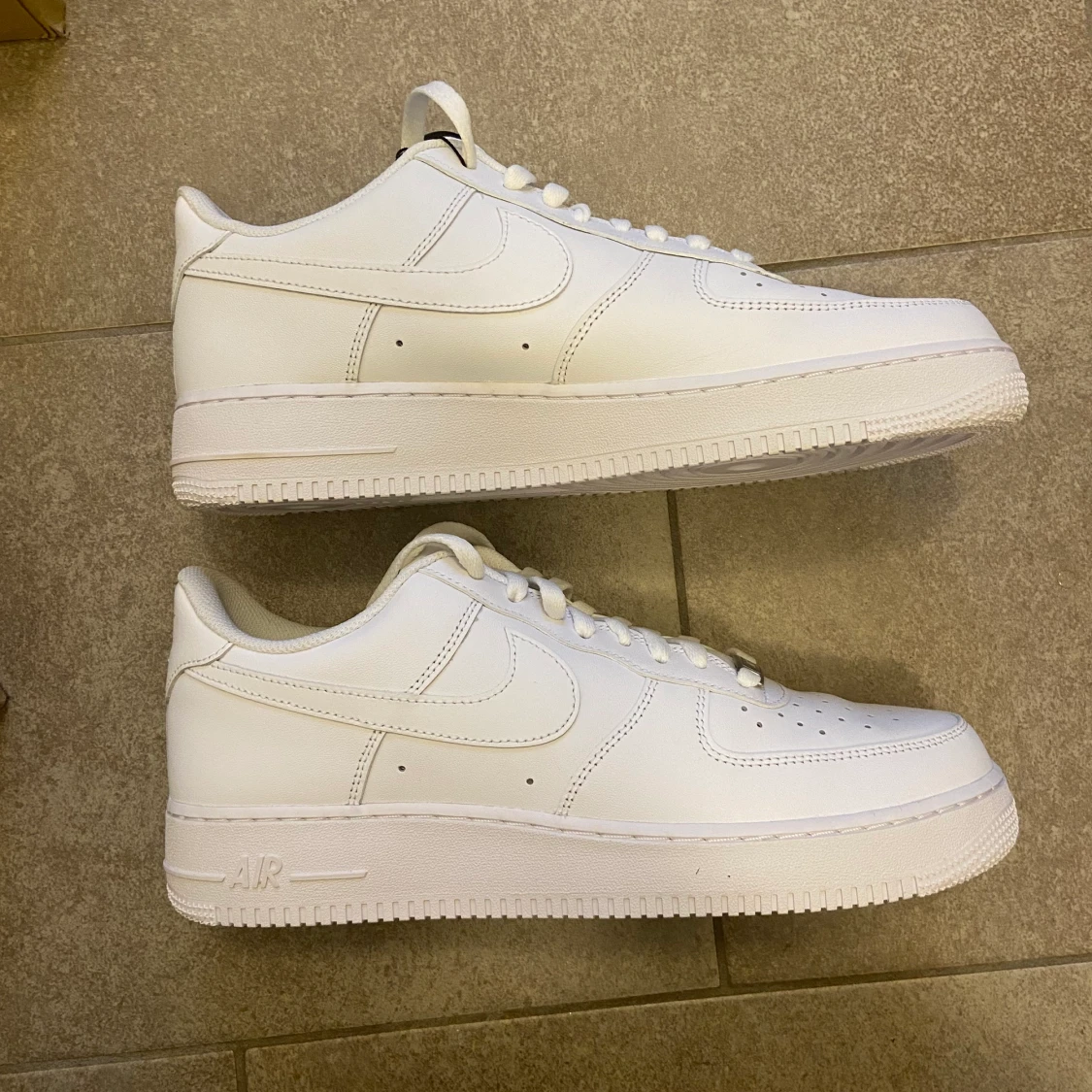 Nike air force 1 07” white storlek 46