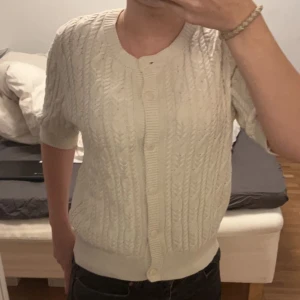 Trekvartsärmad stickad tröja - Supersnygg trekvartsärmad stickad tröja ifrån Lindex egna märke holly&white, använd fåtal gånger, säljer pågrund av att den inte används, köparen står för frakten 💕