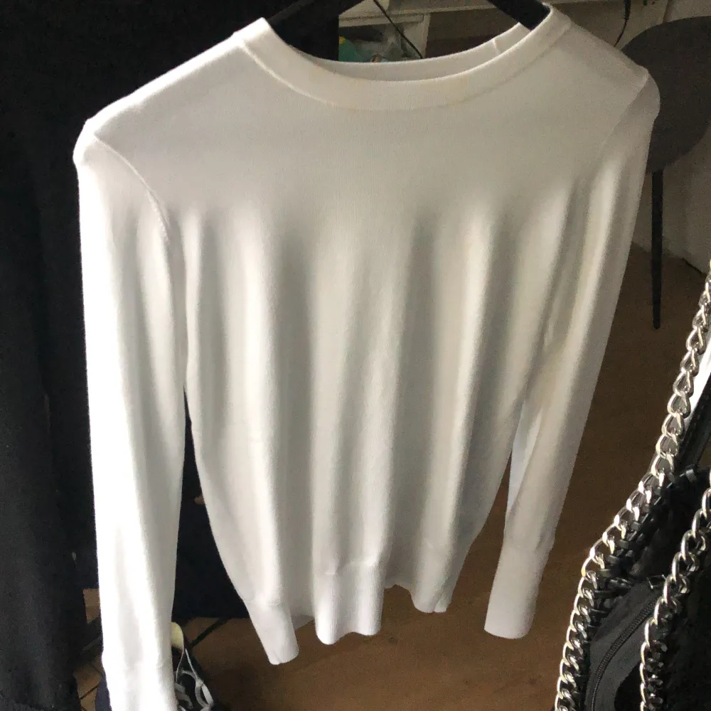 Stickad vit tröja från Zara. Den har aldrig aldrig blivit använd, därmed fint skick. Köptes ny för 299 kr. Jag säljer den då jag köpte den i butik utan att testa innan och den inte passade.. Stickat.