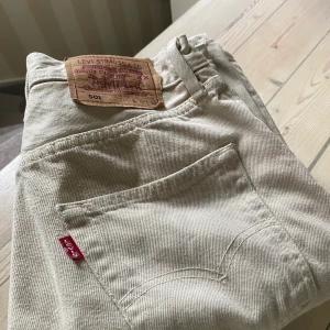 Levi’S Jeans - Intressekoll på dessa snygga Levi’s jeans! Kanske startar budgivning om intresset är stort! Har några skvätt fläckar på benen från när det varit regnigt och skvätt upp!  Kolla mina likade bilder för info om policy och frakt!