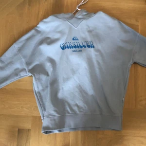 Quiksilver hoodie  - Nyskick använd endast fåtal gånger 