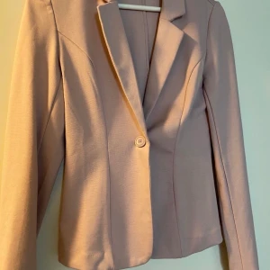 Rosa Ny kavaj  - Helt oanvänd kavaj från Zalando. Köpt för 399kr. Storlek XS. Priset kan diskuteras. Skickar med frimärken (39kr) eller Instabox 49kr  Kontakta för mer info Står ej för postens slarv 