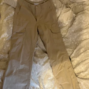 Beiga cargo pants  - Aviga cargo pants från zara. Aldrig använda 