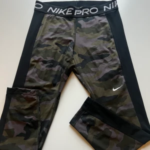 Nike leggings  - Nike leggings i nyskick.  Storlek L Nypris 599 Vill man köpa fler kläder så samfraktar jag. Eller om man vill ha fler träningskläder så får man köpa fler till ett billigare pris. 