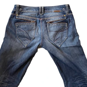 Coola jeans - As söta jeans, älskar dragkedjorna på bakfickorna! Från riverisland, står size 8/34? 43cm i midjan (mätt rakt över) och 74cm innerbenslängd.