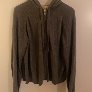 Kashmirkofta - En kofta i Kashmir från H&M🧸Supermysig och fin!! I nyskick så inte nopprig eller liknande defekter🫶🏻nypris ligger på runt 1000 kr