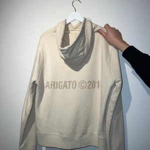 Axel Arigato hoodie - Köpte två matchande hoodies till mig och min kille i storlek small, men oturligt nog har de blivit för små. Superfint skick och använda ett fåtal gånger. Skickar gärna bilder! Går bra att köpa en också! 