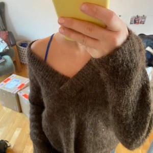 Mysig tröja från cos - En fin stickad tröja från cos. Färgen syns bäst på bild 1 och 2