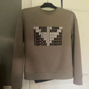Superfin emoprio armani tröja - Säljer nu min super sköna emporio armani tröja då jag tyvärr knappt använder den längre. Superfint skick fortfarande, skriv för mer info.  Nypris - 1945kr 