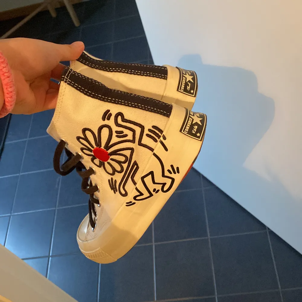 converse X keith haring Helt nya knappt använda con 9,5/10 , köpt på Zalando . Skor.