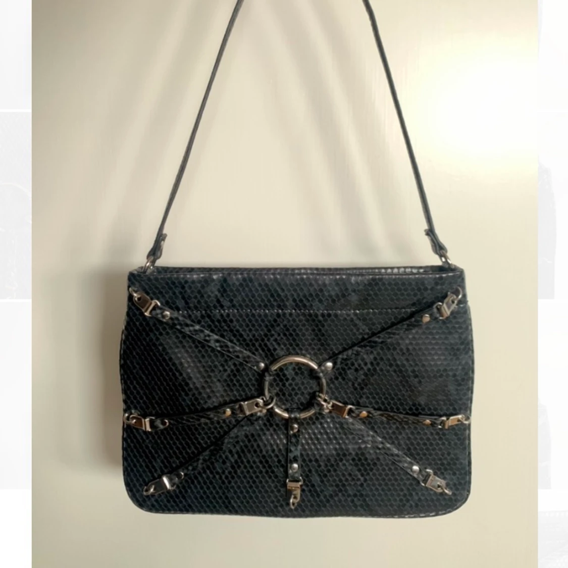 Ormskinnsmönstrad handväska - 1