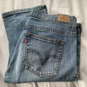 Säljer dessa fina levis jeans som jag köpte på Beyond Retro för någon månad sen. Säljer för att de är lite stora i min midja. Midjemått:  82-83cm Innerbenslängd : 79cm🫶  Jag är 1,63, men skulle säga att dessa passar på folk upp till 1,70!!