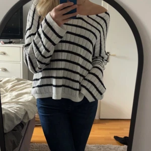 Zara stickad tröja  - V-ringad tröja från Zara, den är marinblå och vit randig. Fint skick och har använt den fåtal gånger Köpt för 400 men säljer för 180