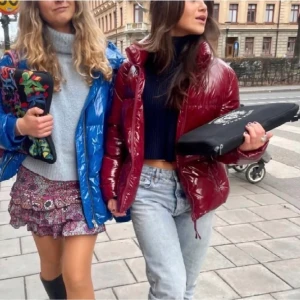 Röd jacka  - FINNS KVAR Säljer min moncler liknande röda glansiga jacka, bara andvänd en vinter så den är som ny. Säljer för att jag vill köpa en ny till dennna vinter så vill sälja så snabbt som möjligt. Köpt för 900 😍