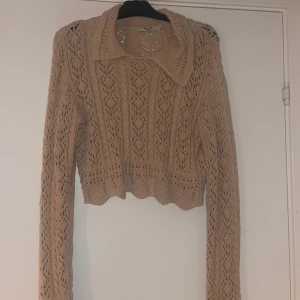 Virkad tröja - Säljer denna stickade tröja från NA-KD i storlek S. Gott som ny! Skicka meddelande vid frågor/instresse🥰