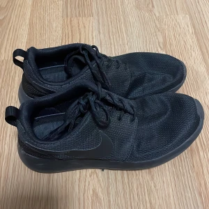 Nike  - Säljer Nike skor som inte kommer inte använda längre, boxen finns inte längre och köpte den i Spanien ☺️