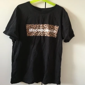 T-shirt från Gina  - FRAKT: 45kr = 60kr 