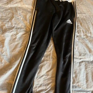 Adidasbyxor  - Byxor från adidas, storlek S fint skick
