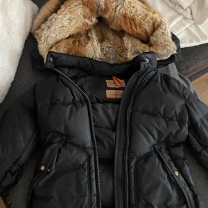 Parajumper longbear XSS - XSS använd men i gott skick som ny. Väldigt varm och fin jacka som tar fram kroppsformen 🥰