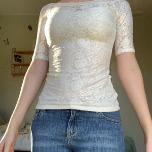 Vit tröja med spets - En vit tröja med fint spets över hela. Det finns ett lager under som är vitt men det går inte ut på armarna. Det är bara att skriva om ni har några frågor eller vill få fler bilder. Det gäller också på det andra plaggen jag har lagt ut såklart.