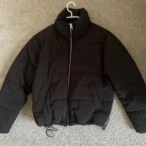 Puffer jacka - Säljer denna fina helt oanvända puffer jackan från H&M då den aldrig har kommit till användning, nypris 399kr💕