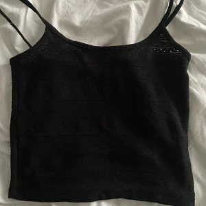 Crop top - Svart crop top med jättecoolt mönster, köpt utomlands!!