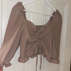 Beige topp - Topp från Shein, halvlång ärm. Storlek M, 50kr+frakt