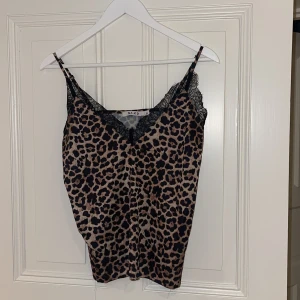 Linné Na-Kd - Leopard print linne från Na-Kd med spets detalj, storlek 36. 50kr+frakt