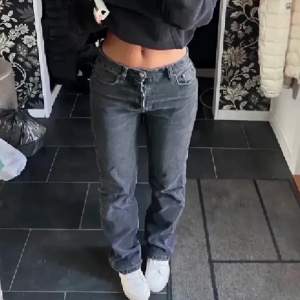 Svarta mid Rise jeans från zara, har klippt jeansen för att då dom lite kortare så de passar nog någon som är 165 eller under :)