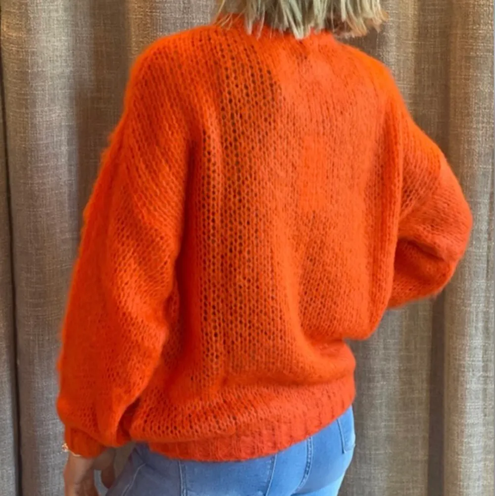 Mammas orangea tröja hon tyckte inte om färgen för den var för ”skrikig” <3. Stickat.